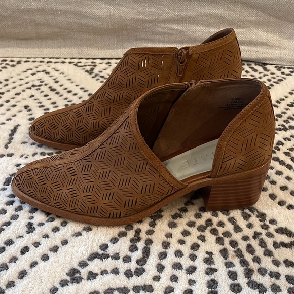 1.State IDDAH perforated brown suede cutaway booties sz 8M/38 - Picture 5 of 10